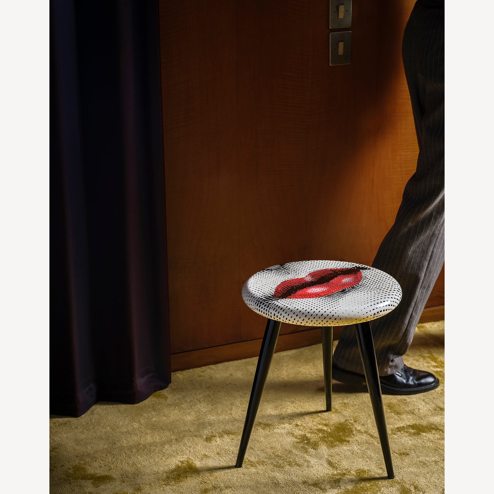 Stool Bocca with dotted white top and black legs in a room