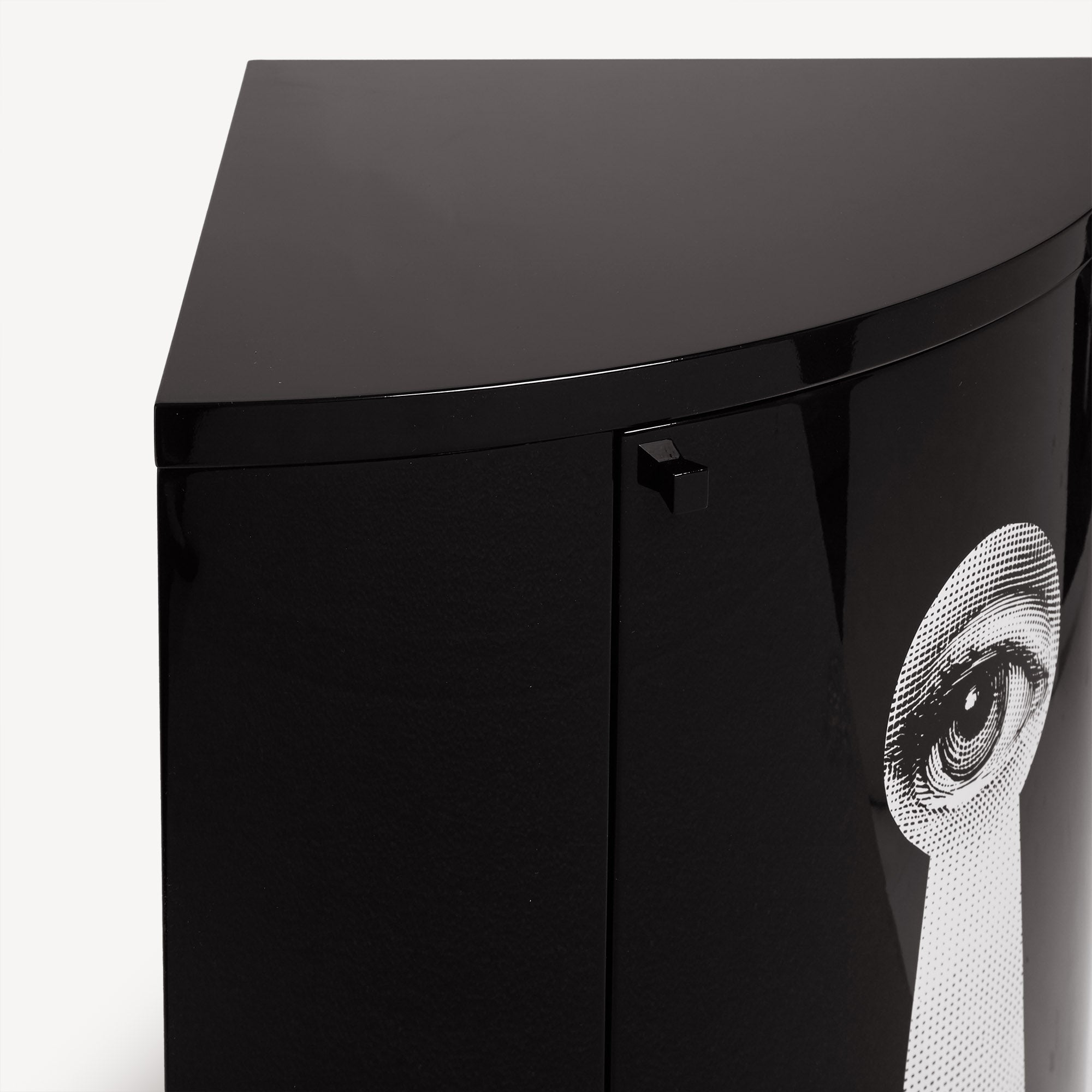 Corner cabinet Serratura