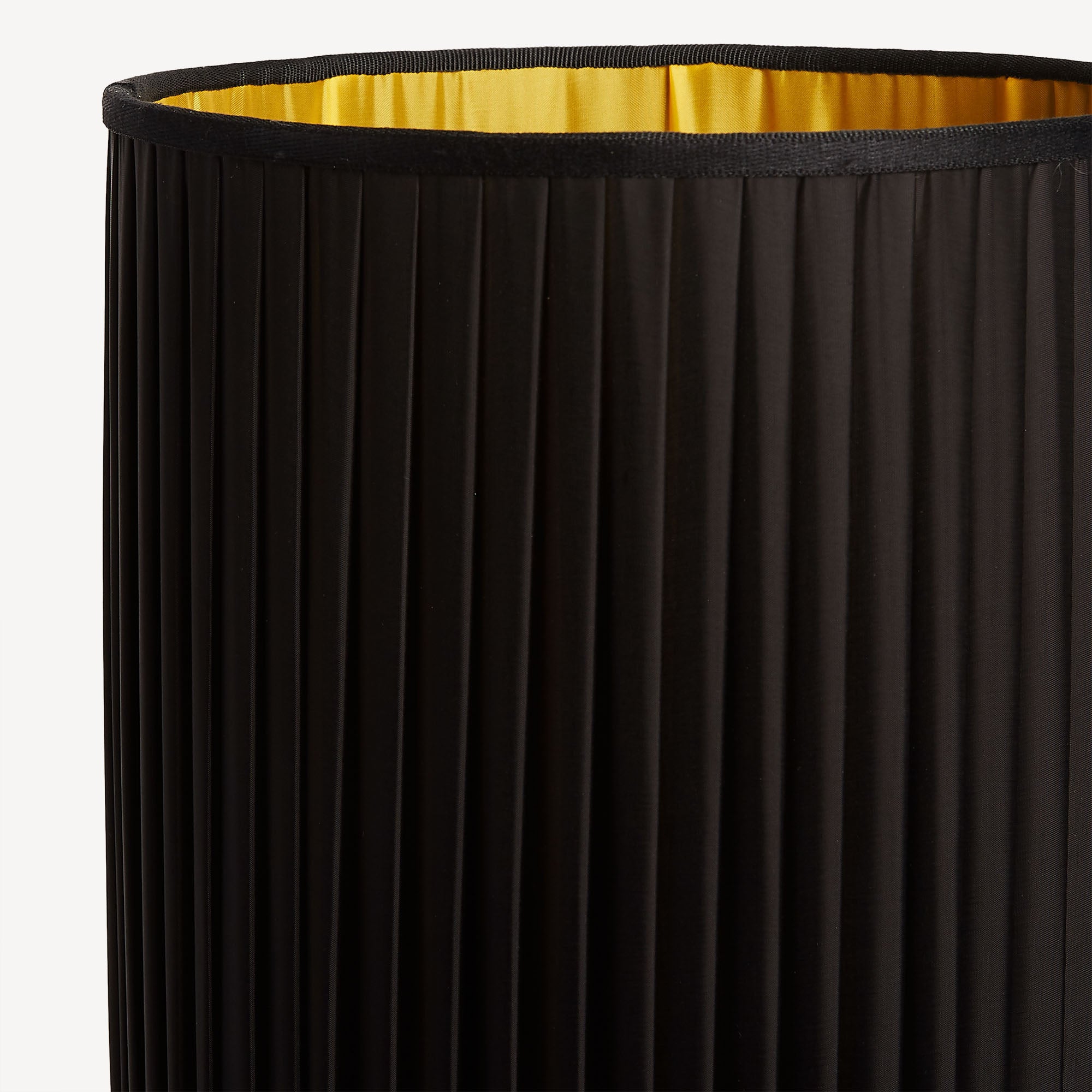 Cylindrical pleated lampshade