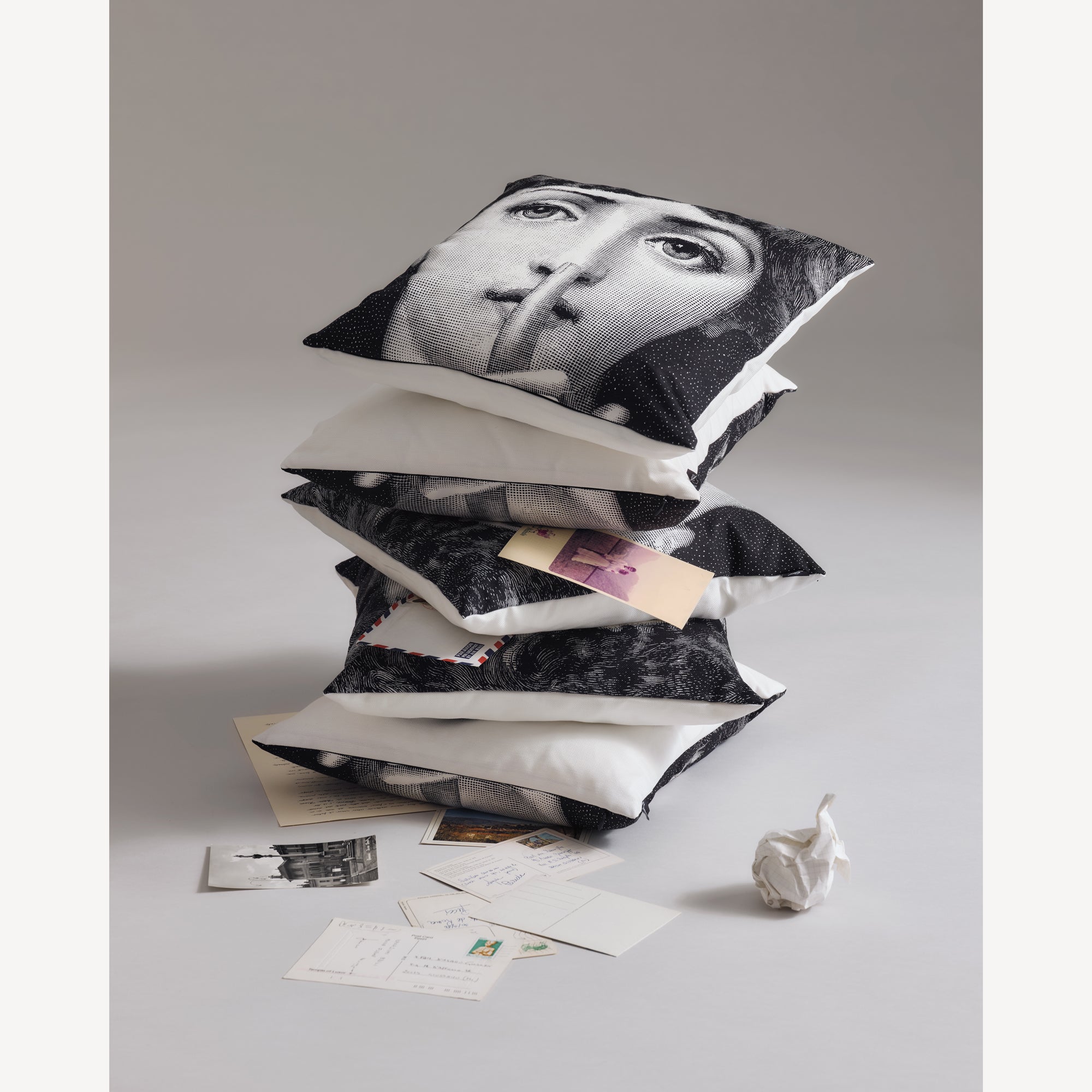 Fornasetti Lina Cavalieri クッションカバー Cushion Silenzio in White/Black | Fornasetti® – Fornasetti Store