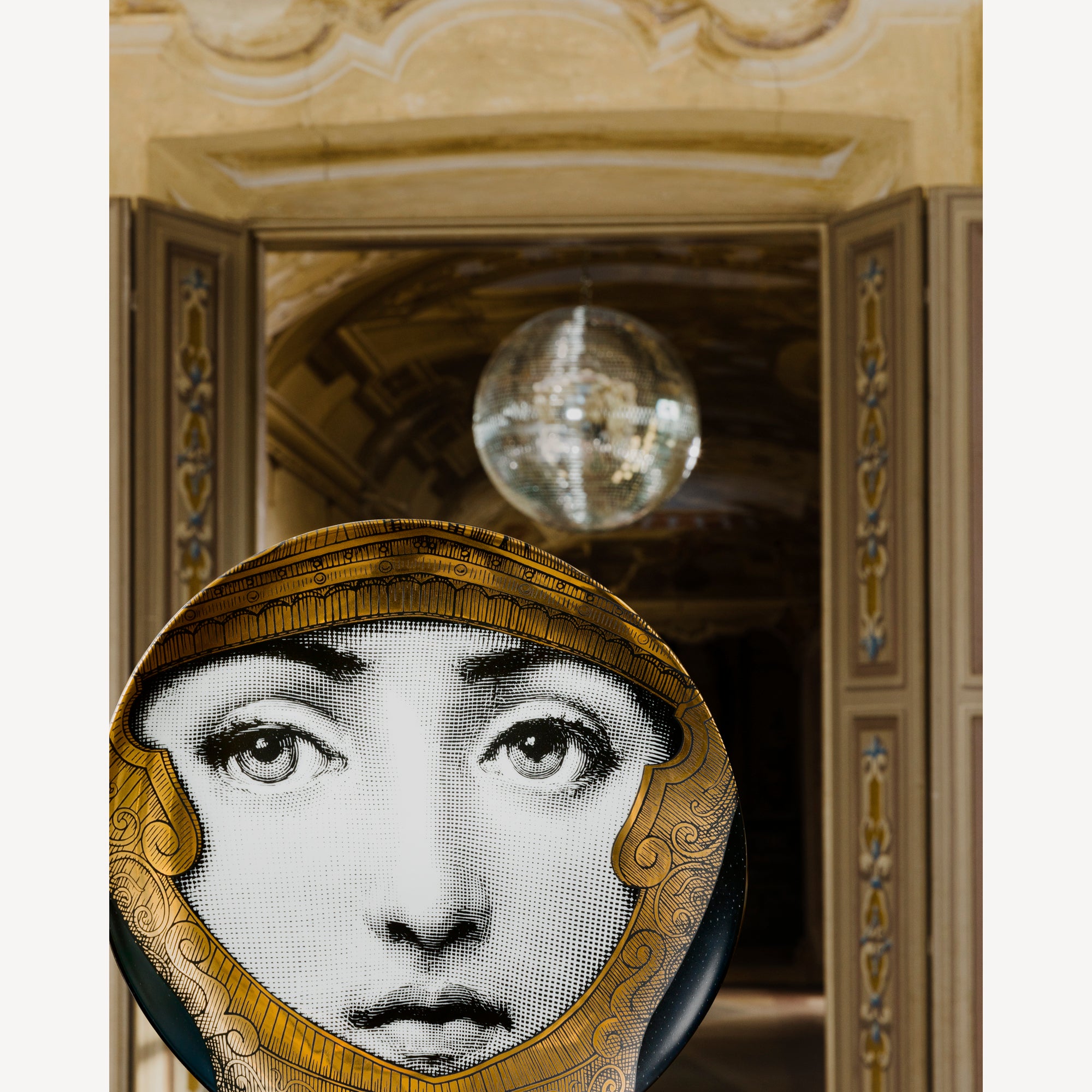 Wall plate Tema e Variazioni n.95 in White/Black/Gold | Fornasetti