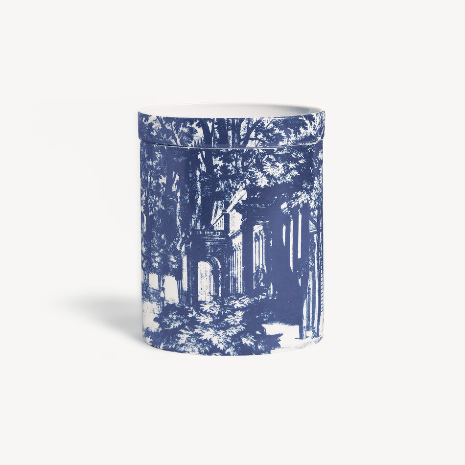 FORNASETTI NEL MENTRE Large scented candle - Giardino Settecentesco - Giardino Segreto Fragrance Blue/White FPB126YGSFOR23BLU