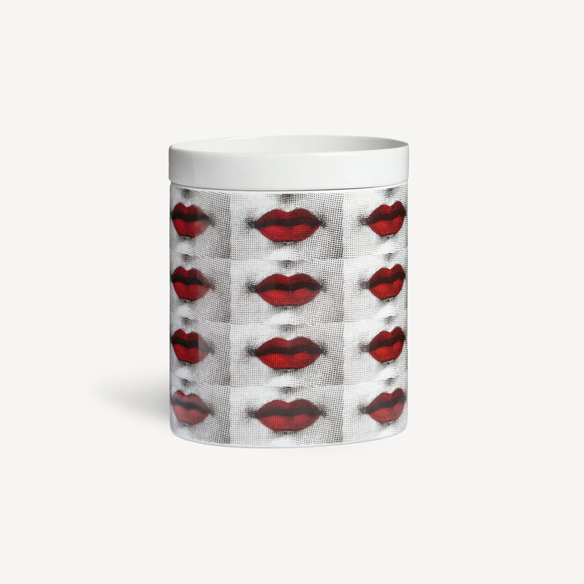 FORNASETTI NEL MENTRE Scented Candle - Bocche Décor - Frutto Proibito Fragrance White/Black/Red FPB005YFPFOR24ROS