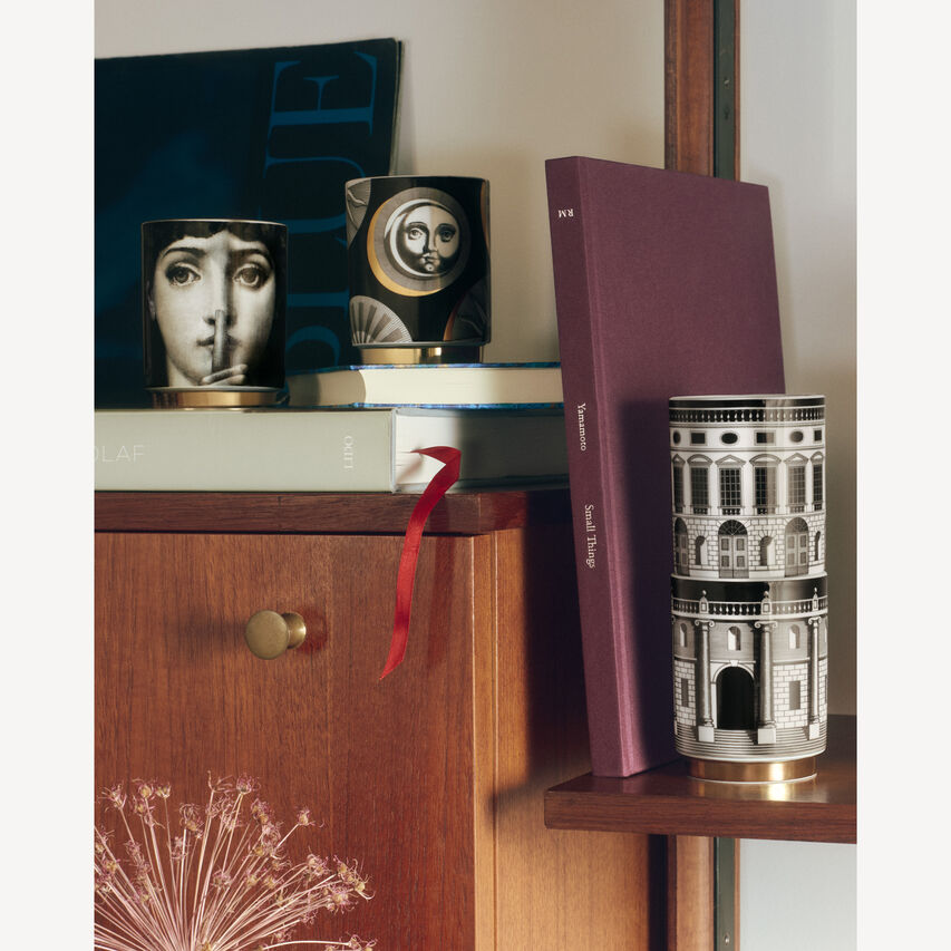 FORNASETTI Scented candle Architettura - Fragrance Immaginazione White/Black/Gold FPXS419FOR25BIA